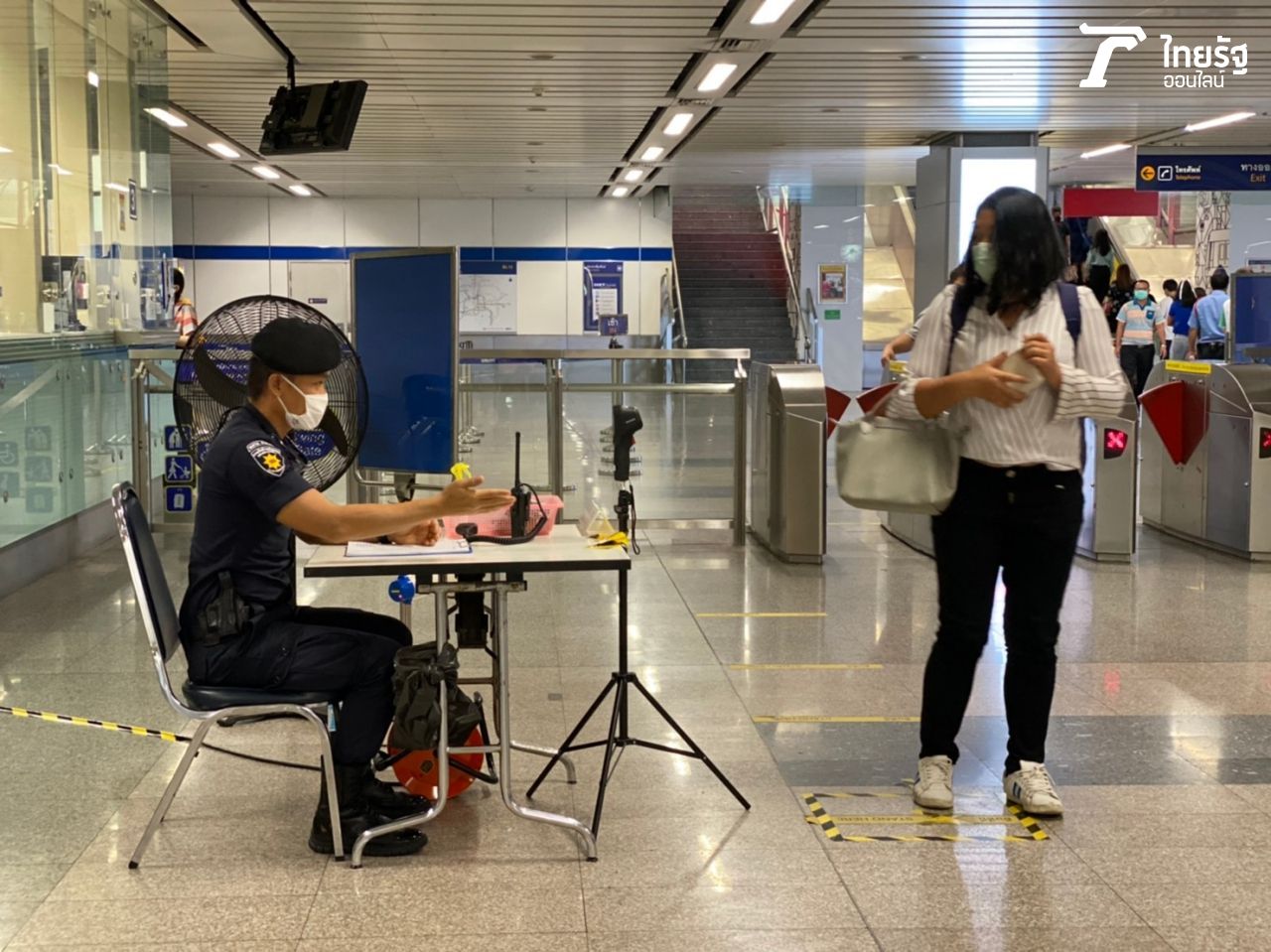 เจ้าหน้าที่ MRTA Police ตรวจวัดอุณหภูมิผู้ใช้บริการผ่านเครื่องเทอร์โมสแกน