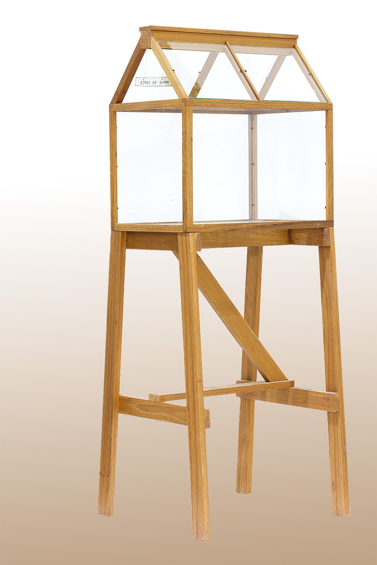 กรีนเฮ้าส์โครงไม้สักกรุกระจก ขนาด 30 × 45 × 47 เซนติเมตร ￼￼￼￼ราคา 3,900 บาท และขาตั้งไม้สัก ขนาด 42 × 47 × 70 เซนติเมตร ￼￼￼￼ราคา 1,500 บาท จาก Decor Vivant