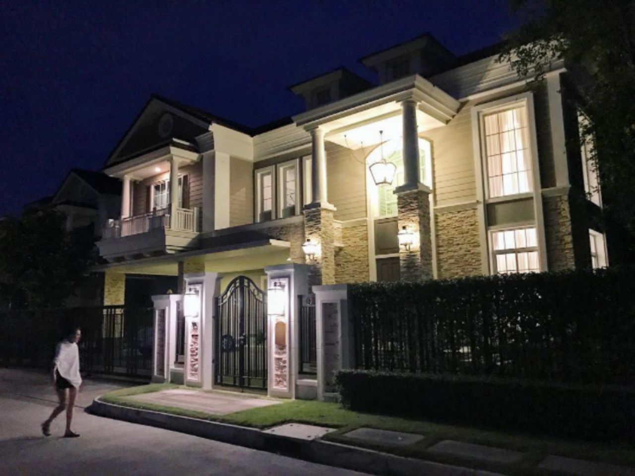 หน้าบ้านยามค่ำคืน