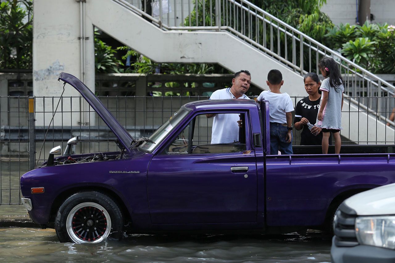 ถูกรถใหญ่ขับผ่าน คลื่นซัดเข้าเครื่องดับ 4 ชีวิตเลยต้องจอด
