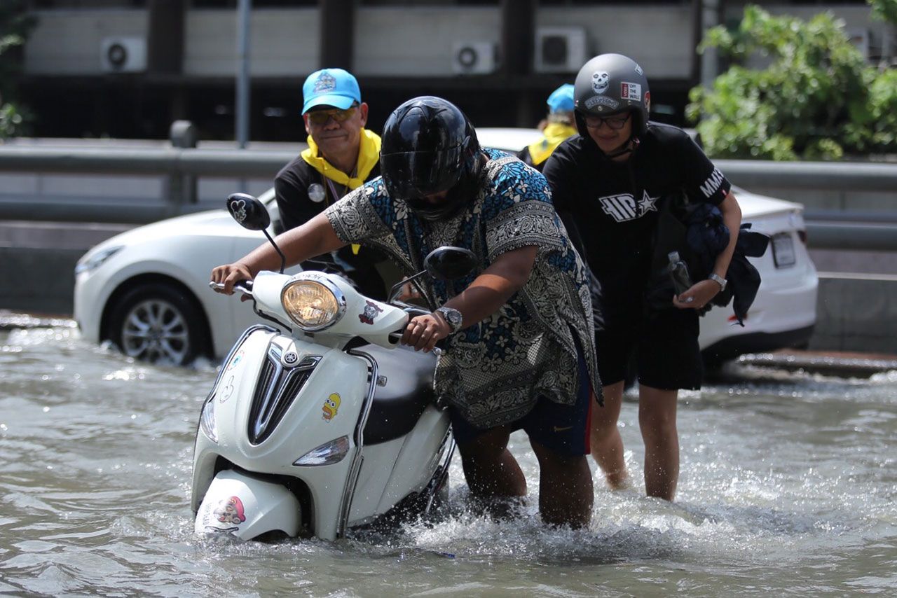 จิตอาสาช่วยดันรถจักรยานยนต์