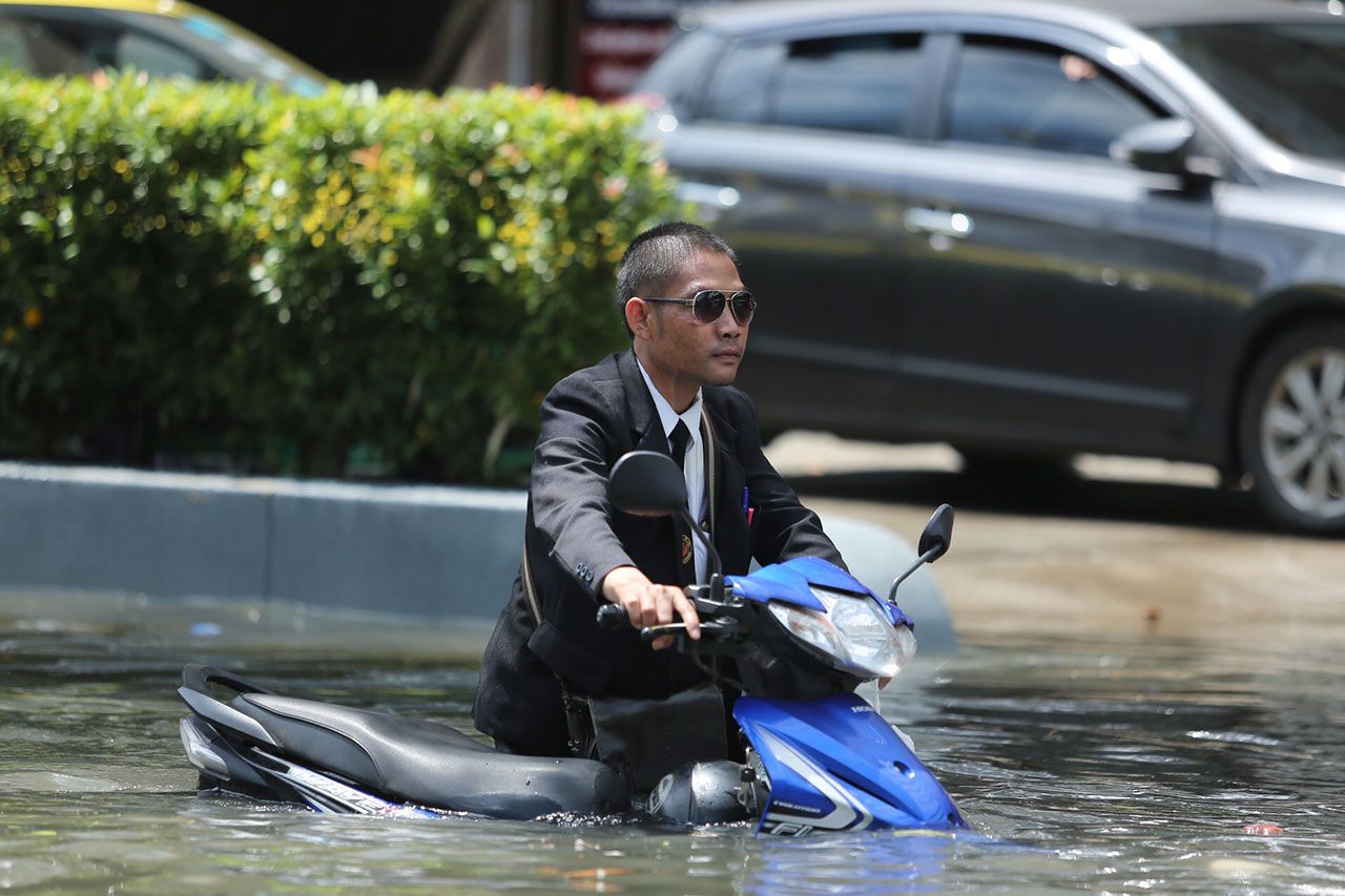 แต่งมาเต็มยศ ชุดชุ่มไปทั้งตัว