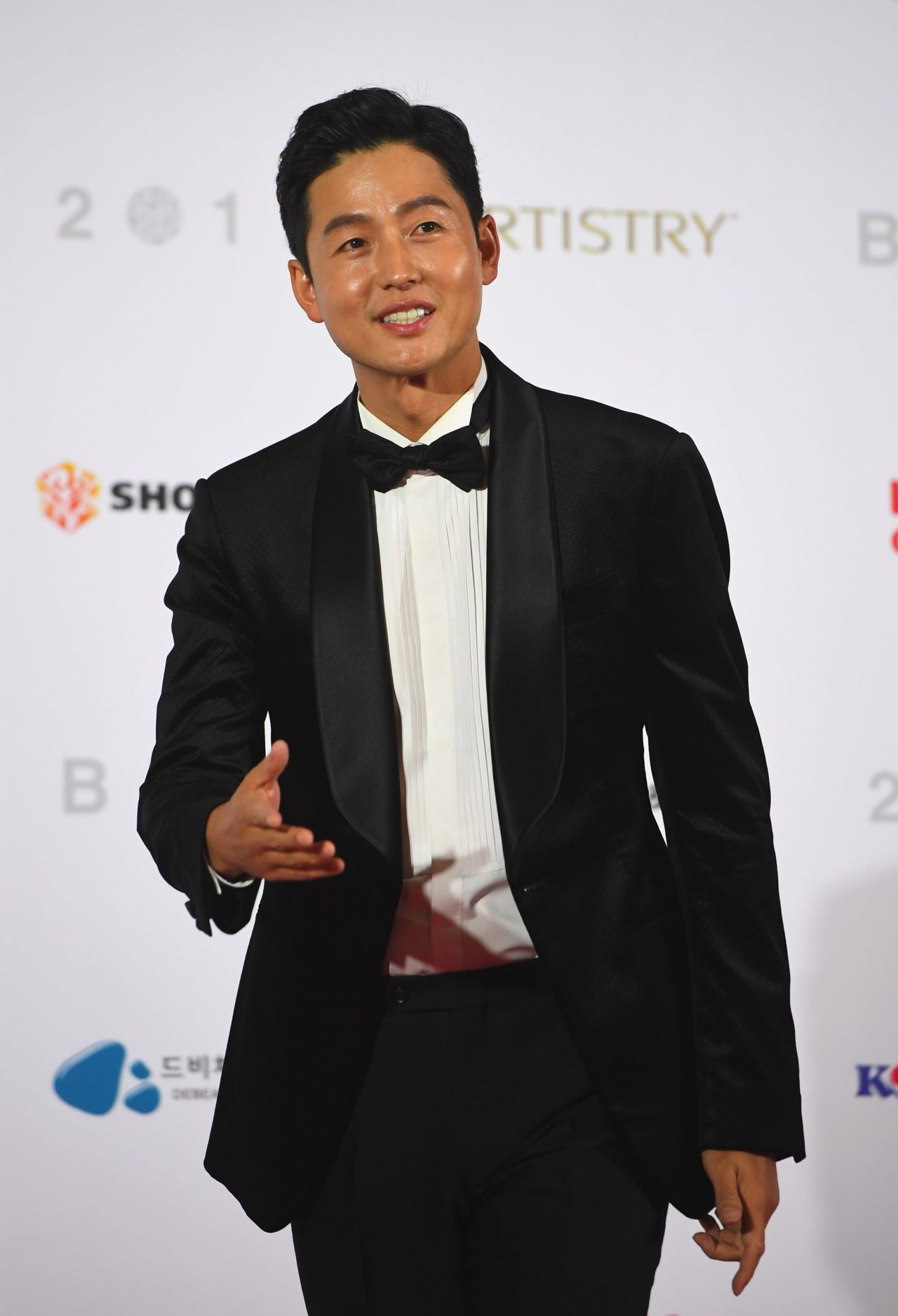 อีกหนึ่งหล่อที่มาเดินพรมแดง ลีจุงจิน หล่อจริงๆ 