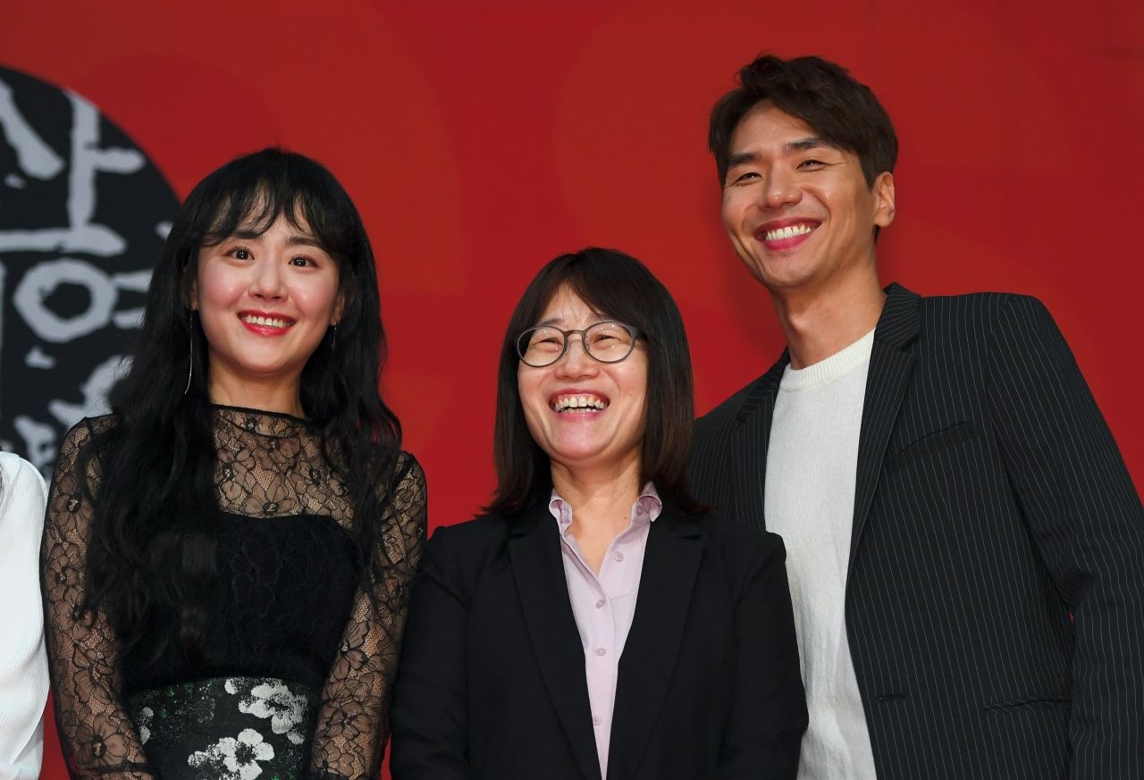 (ซ้ายสุด) นางเอกแก้มยุ้ย มุนกึนยอง มาร่วมแถลงข่าวหนังเรื่อง Glass Garden ซึ่งเป็นหนังเปิดเทศกาล 