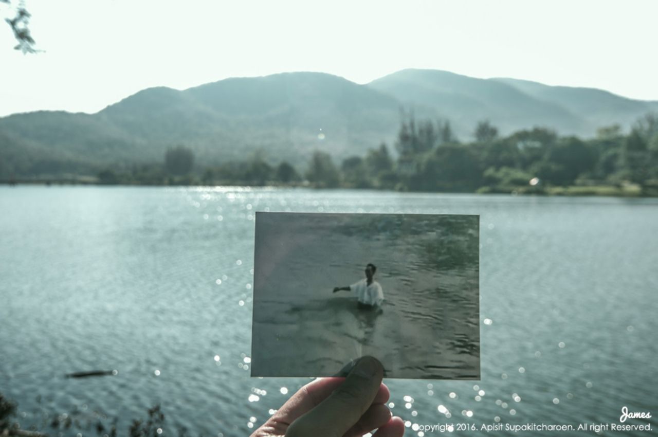 3 มีนาคม 2501 ในหลวง รัชกาลที่ 9 ทรงลงสรงน้ำในแม่น้ำปิง เมื่อครั้งเสด็จฯ ดูงานการก่อสร้างเขื่อนภูมิพล