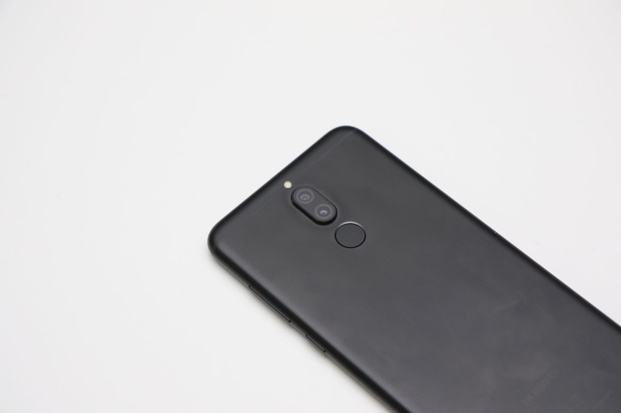 ดีไซน์ด้านหลัง กล้องคู่แนวตั้ง พร้อมเซ็นเซอร์อ่านลายนิ้วมือ