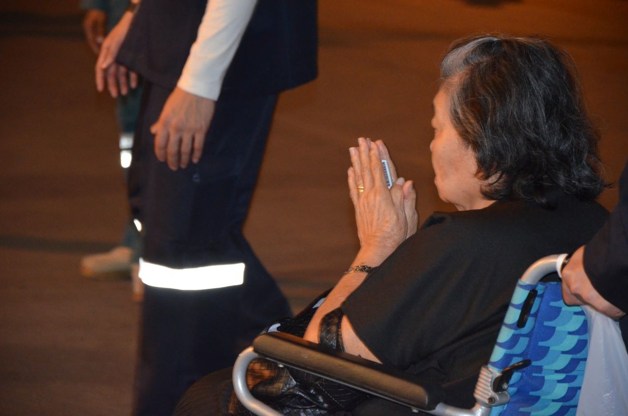 ไหว้ตั้งแต่ก่อนเข้าบริเวณพระบรมมหาราชวัง