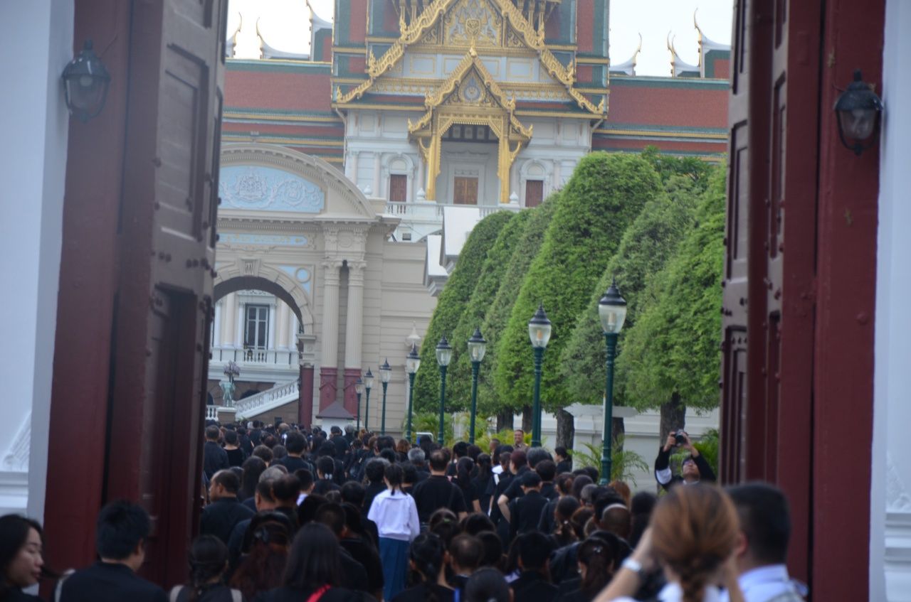 เดินเข้าสู่บริเวณพระบรมมหาราชวัง เพื่อเข้ากราบพระบรมศพ