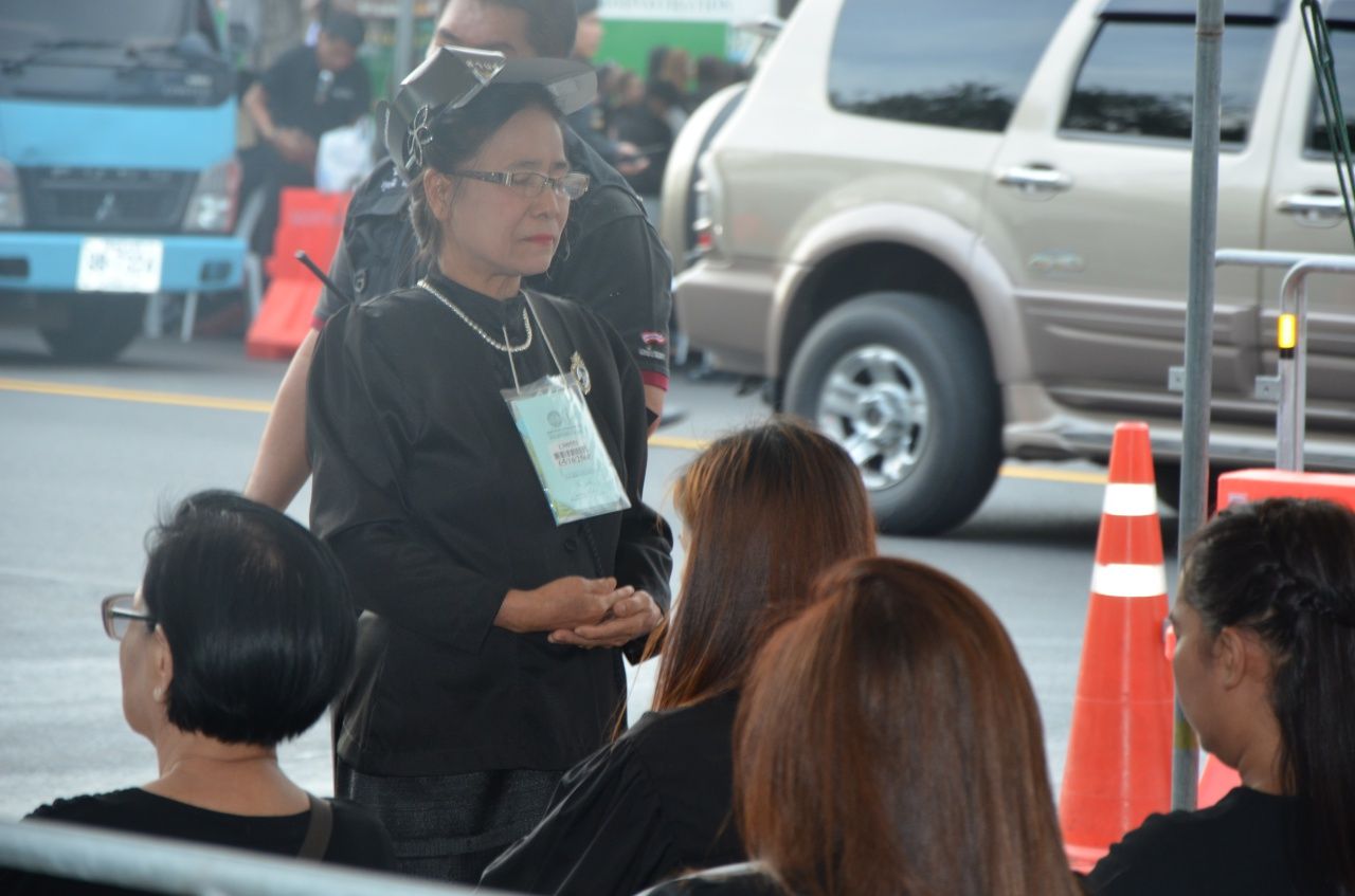 ระหว่างรอเข้ากราบ ตั้งจิตภาวนาให้ในหลวง ร.9