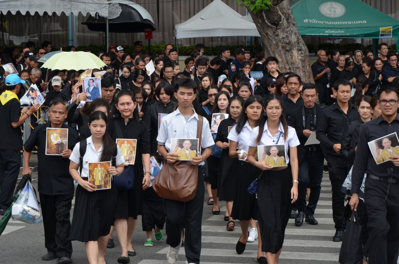 เข้าแถวเพื่อรอเข้าจุดคัดกรอง