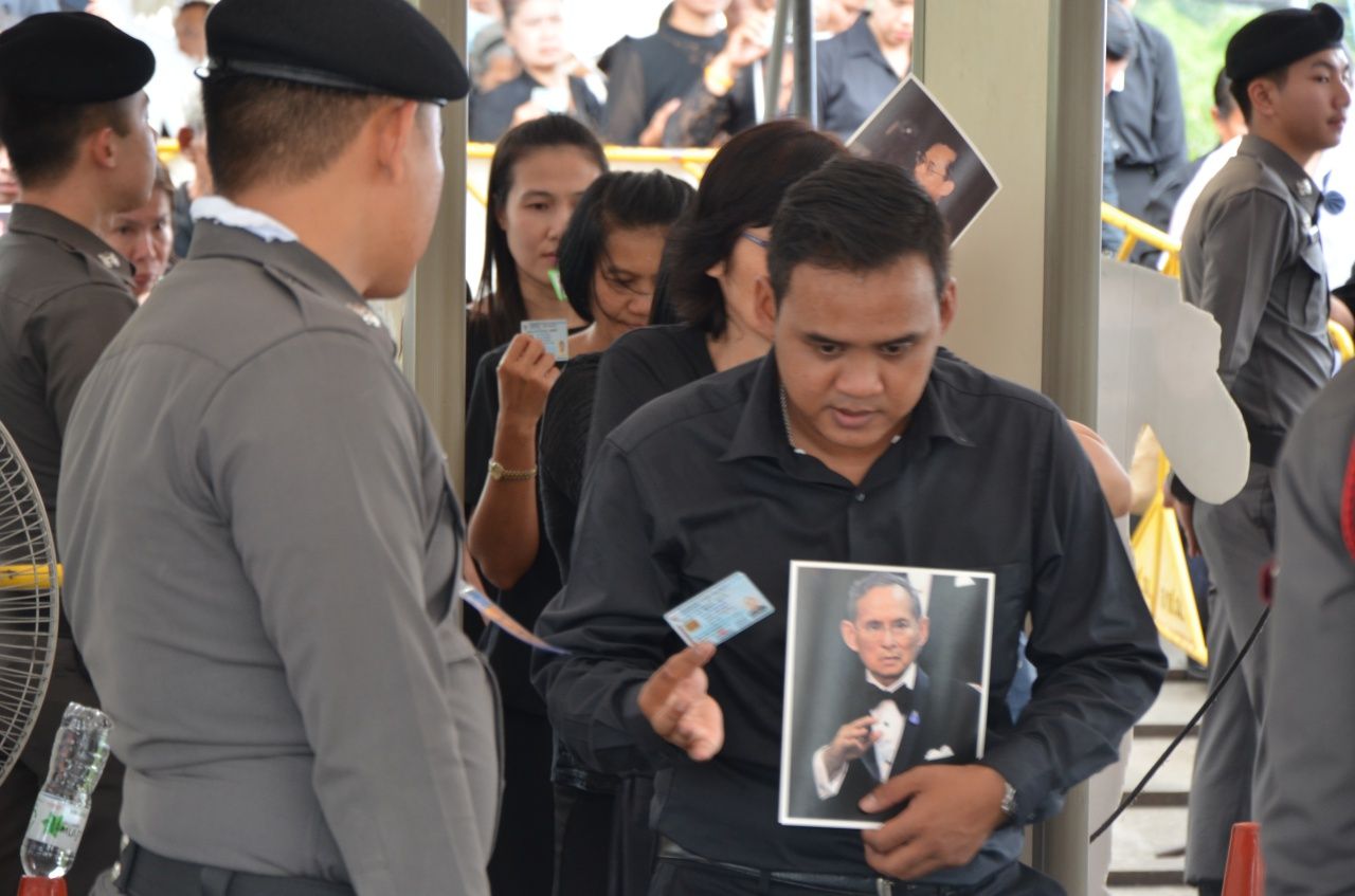 ผ่านจุดคัดกรองเข้าสู่สนามหลวง