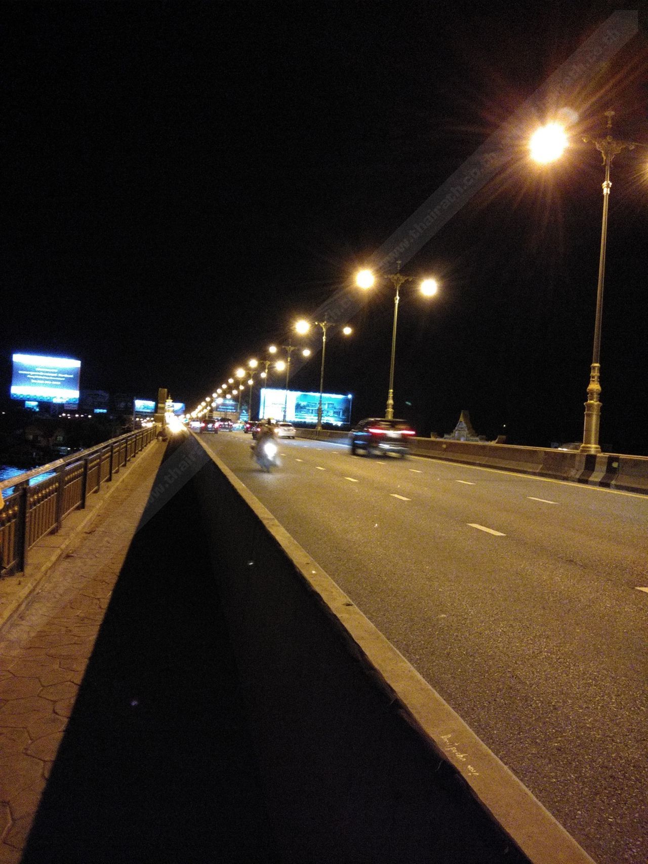 ภาพถ่ายจากกล้องหลังตอนกลางคืน