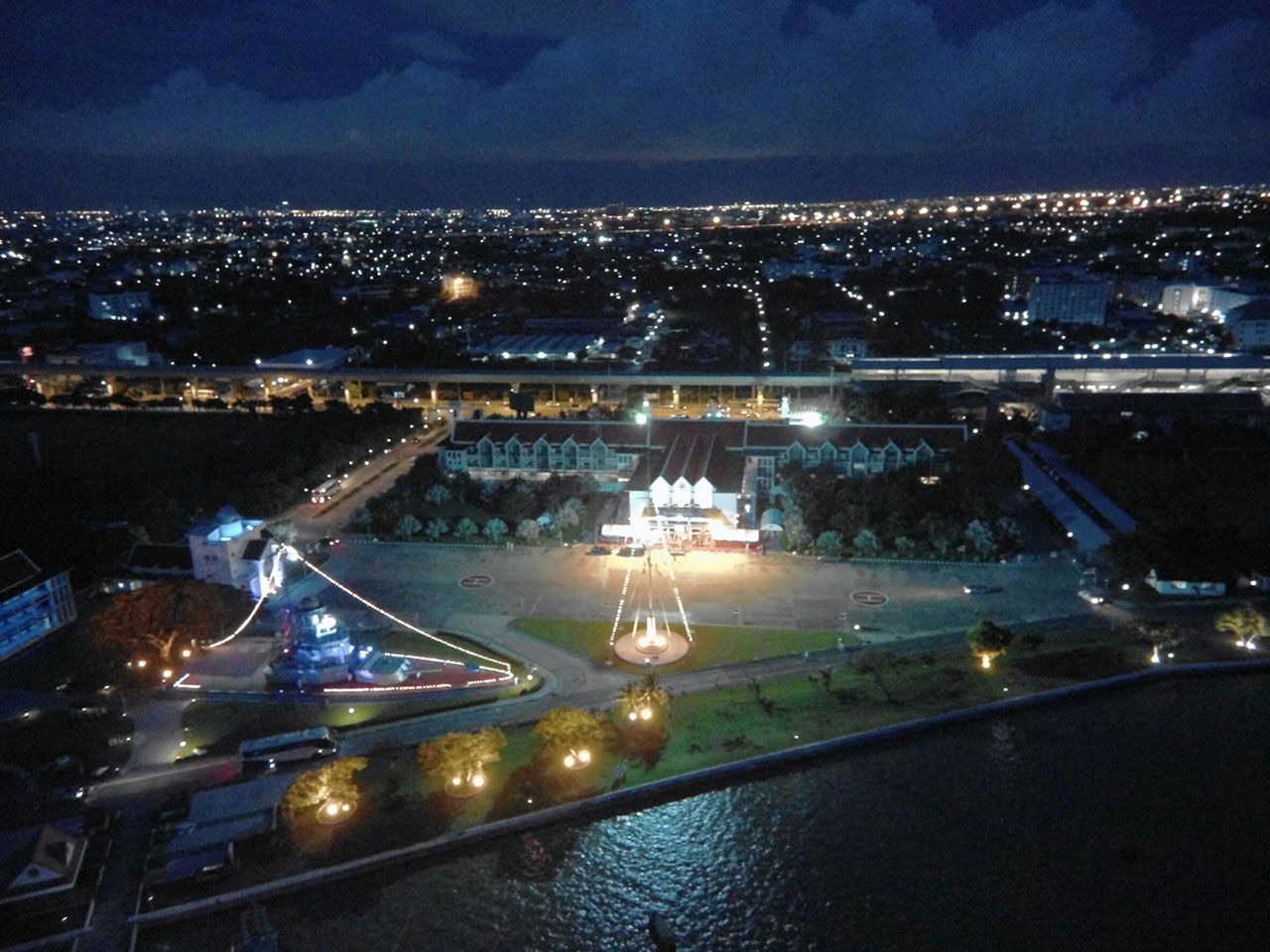 บรรยากาศค่ำคืนที่สวยงามใน รร.นายเรือ
