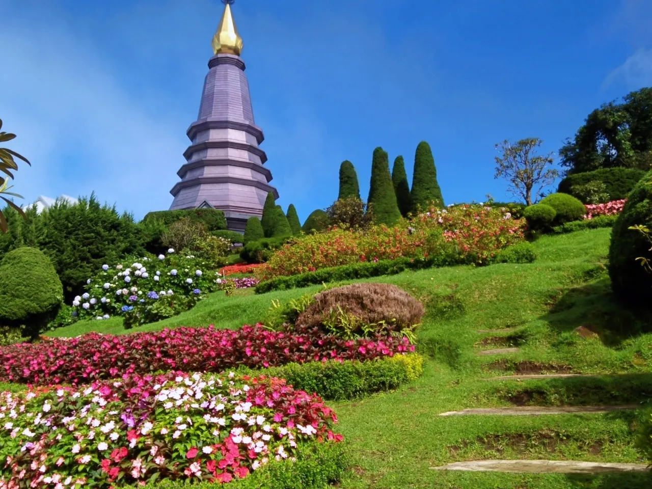 สัมผัสหนาวแรกของปี! กราบ 2 พระมหาธาตุแห่งราชา-ราชินีบนยอดอินทนนท์