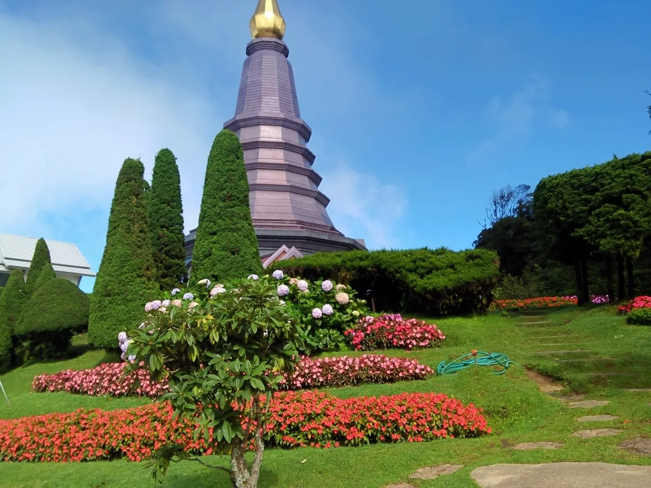 สัมผัสหนาวแรกของปี! กราบ 2 พระมหาธาตุแห่งราชา-ราชินีบนยอดอินทนนท์
