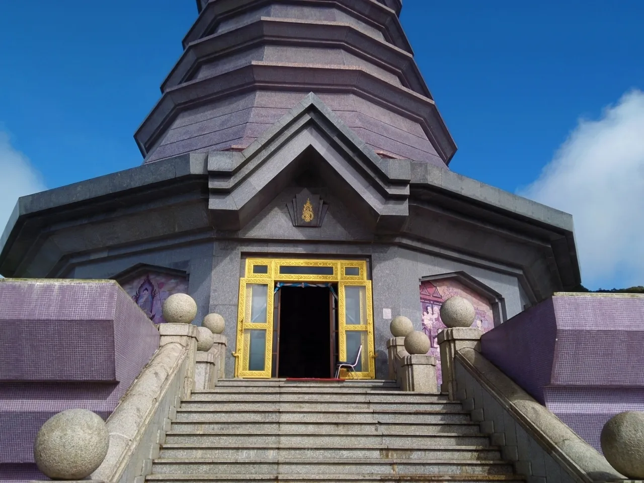 สัมผัสหนาวแรกของปี! กราบ 2 พระมหาธาตุแห่งราชา-ราชินีบนยอดอินทนนท์