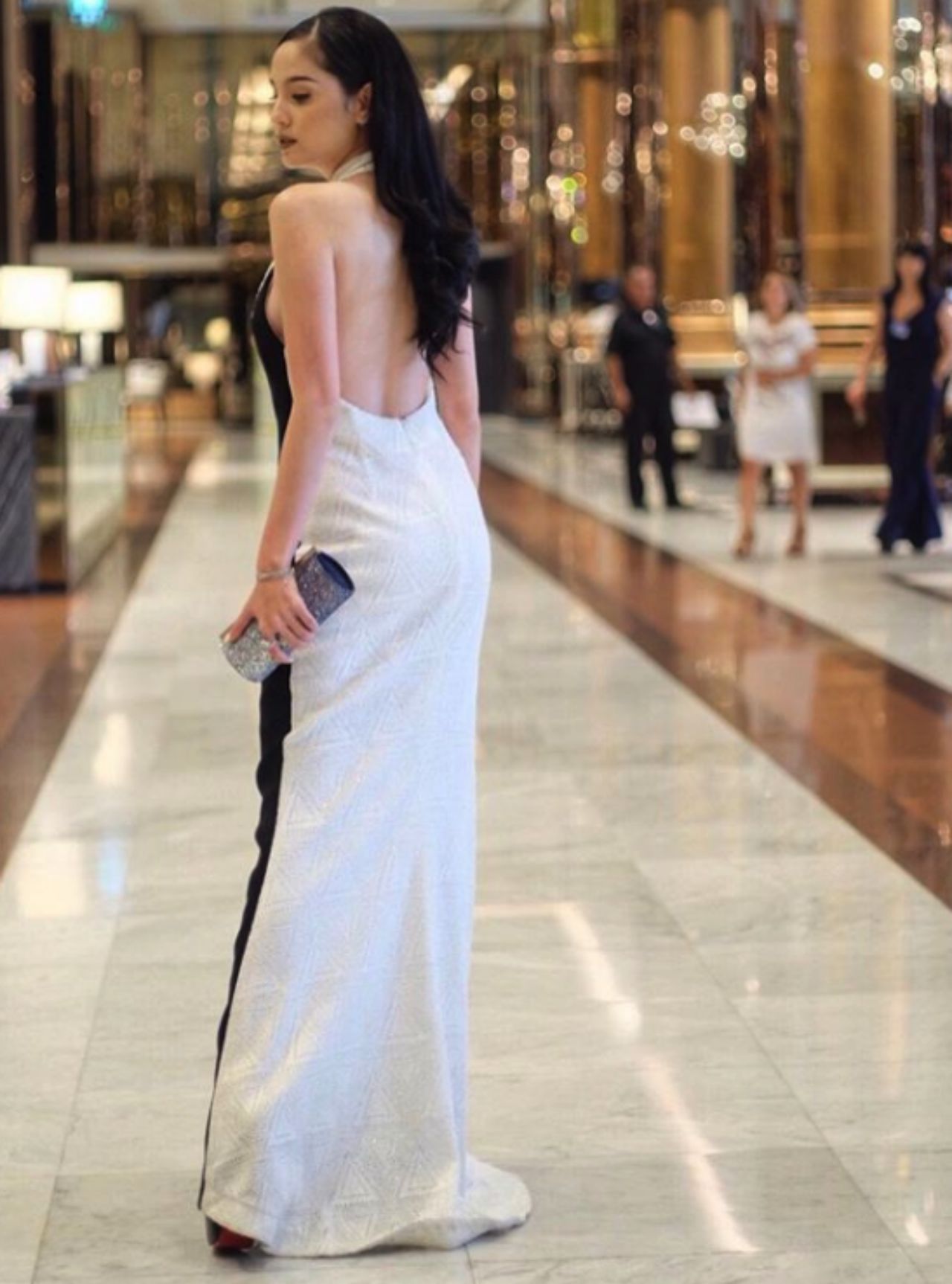 ใส่เดรสโชว์หลังได้สบายๆ แบบขวัญ อุษามณี