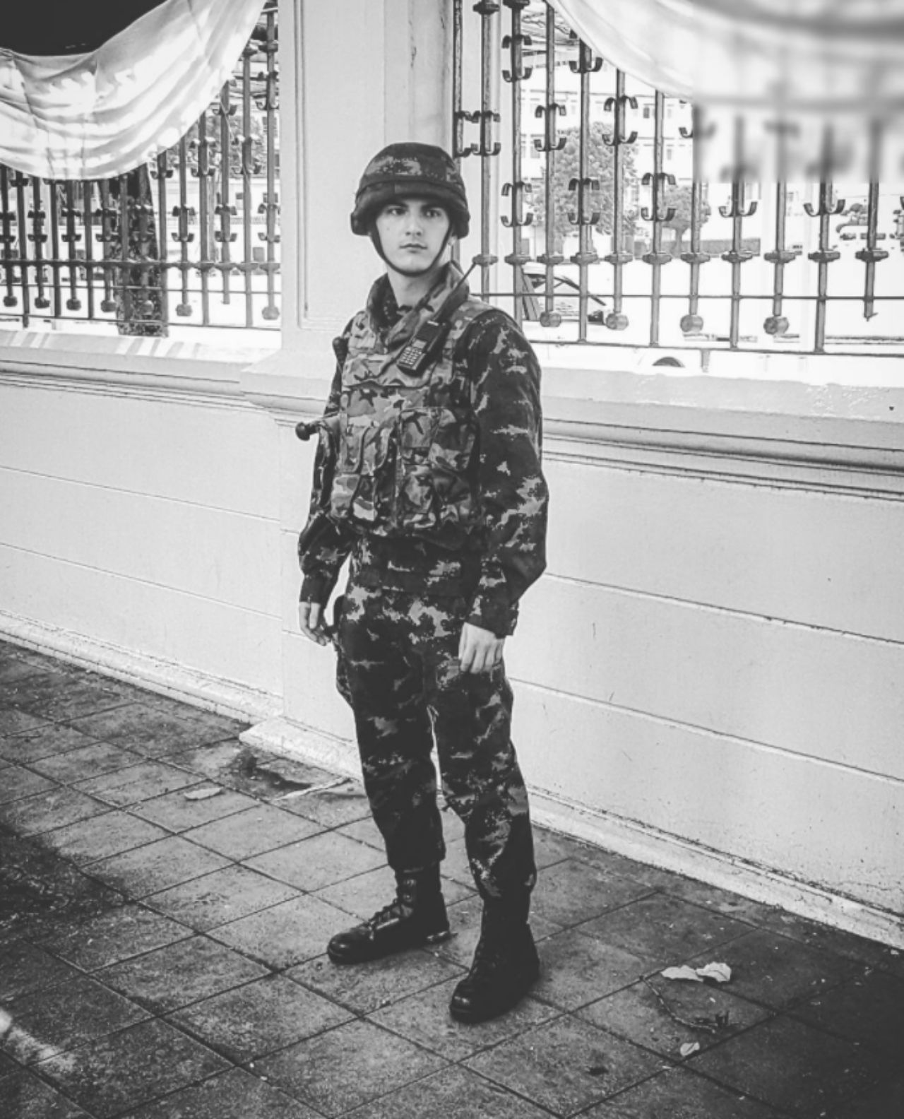 ยืนเฝ้ารั้ว