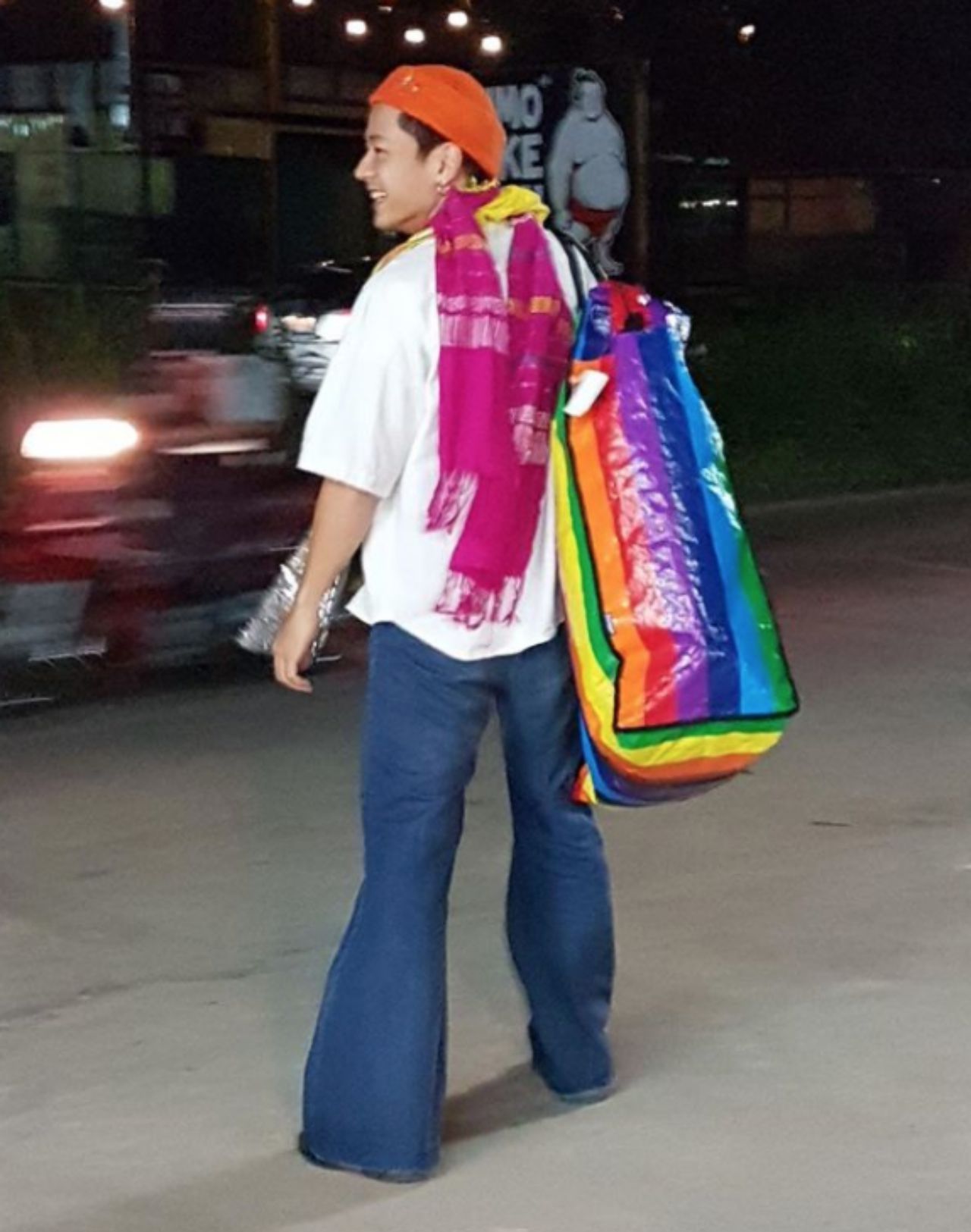 มีความฮา เมื่อกระเป๋าสีรุ้งของไทย คล้ายกับกระเป๋าแบรนด์หรู  Balenciaga 