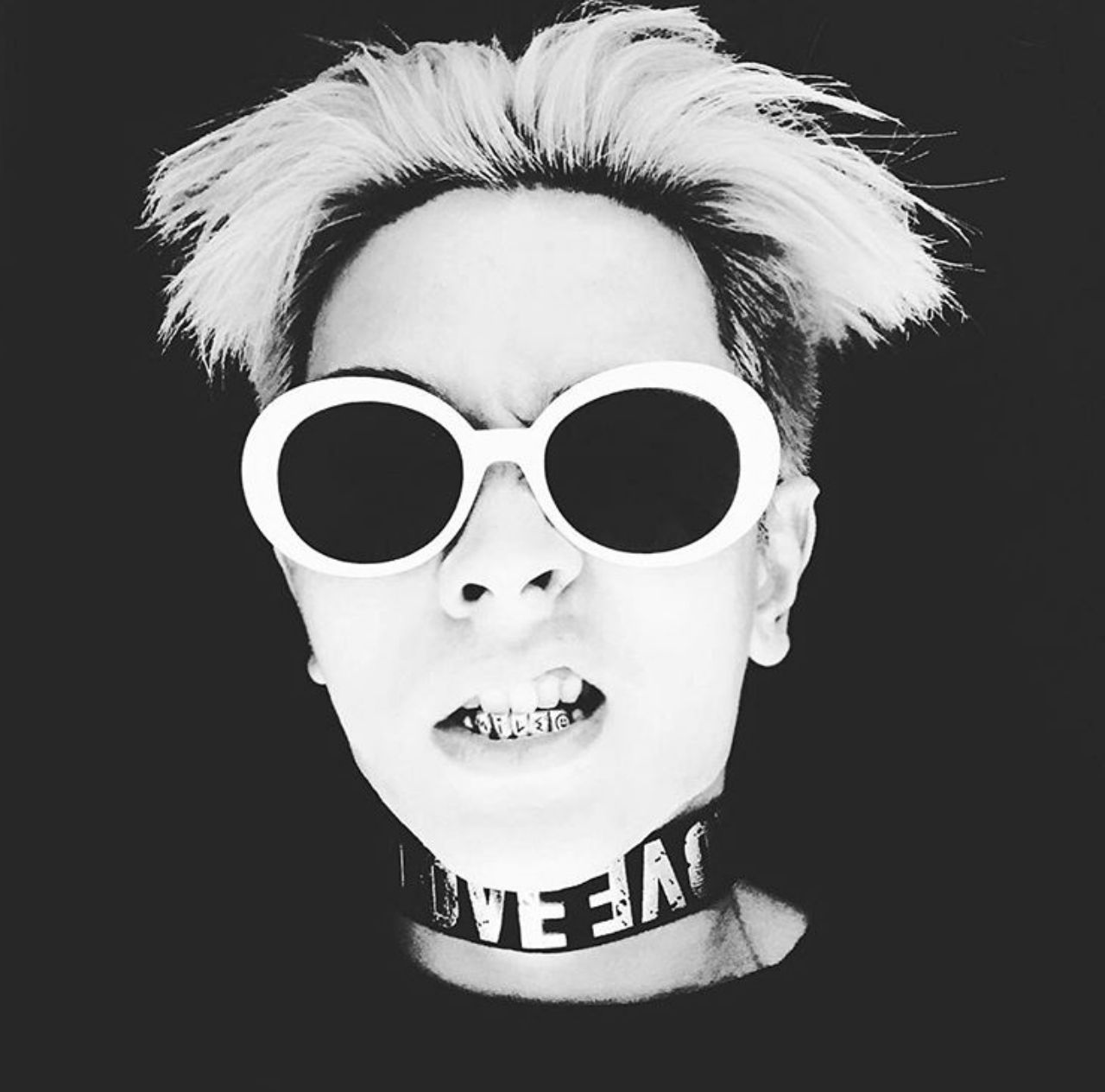 แฟชั่นกริลซ์ฟันอยู่พักนึง