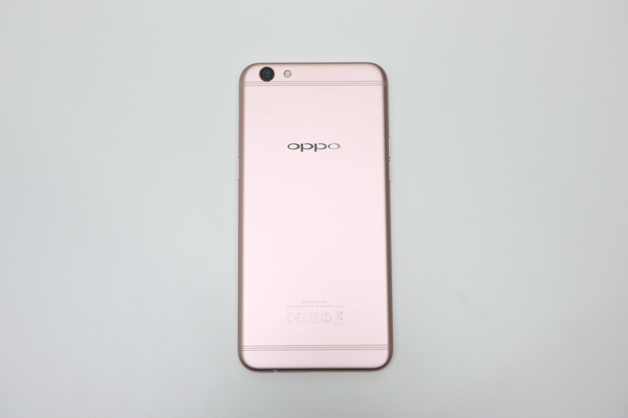 กล้องหลังให้ความละเอียด 16 ล้านพิกเซล ใช้เซนเซอร์รับภาพ Sony IMX398 รูรับแสงกว้าง f1.7 