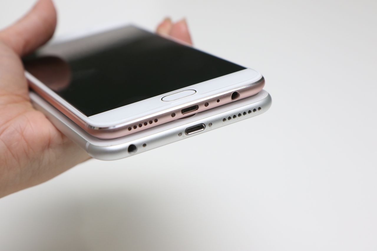 ด้านล่างมีช่องลำโพง ตรงกลางเป็นพอร์ต MicroUSB (ส่วนไอโฟนเป็นพอร์ต Lightning) และช่องเสียบหูฟัง 