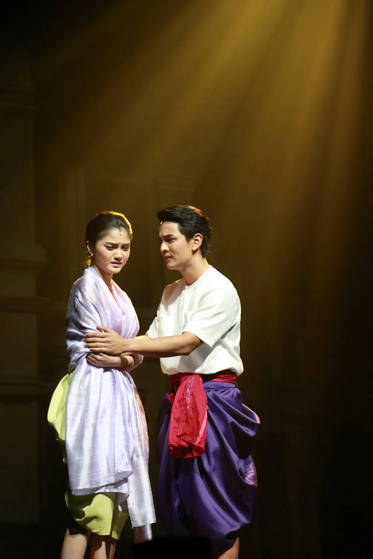 แม่พลอยวัยสาว กับ คุณเปรมวัยหนุ่ม (ออย อมรภัทร และ กัน นภัทร) เล่นได้น่าเอ็นดู
