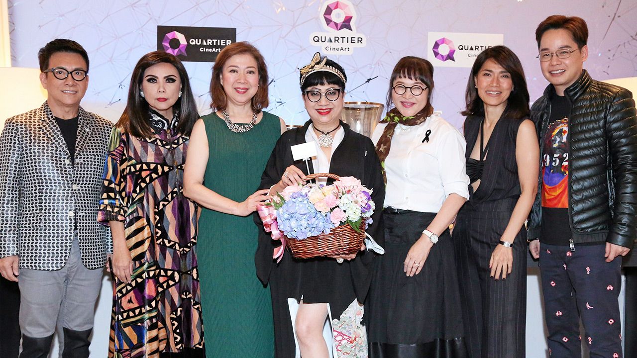 เบิร์ธเดย์ - นันทวัน แสงธรรมกิจกุล จัดงานเลี้ยงฉลองวันเกิด พร้อมชวนเพื่อนบริจาคเงินช่วยเหลือผู้ประสบภัยนํ้าท่วม 100,000 บาท โดยมี ลี พึ่งบุญพระ, สุภี พงษ์พานิช, ดร.สมศักดิ์ ชลาชล, สุริยน ศรีอรทัยกุล และ อรุโณชา ภาณุพันธุ์ มาร่วมงานด้วย ที่ควอเทียร์ ซีเนอาร์ต วันก่อน.