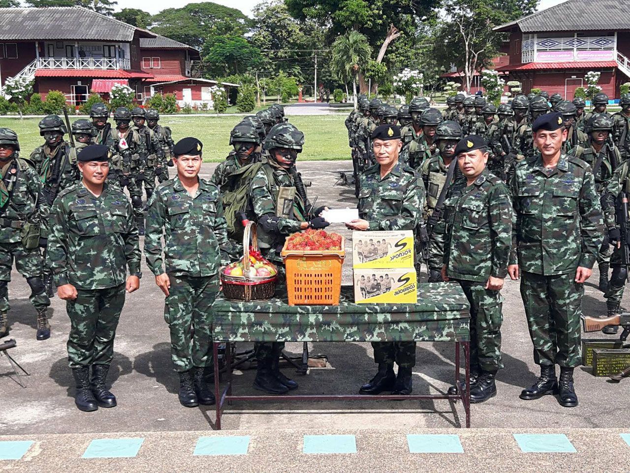 มอบเครื่องบำรุง อาหาร เพื่อขวัญกำลังใจ