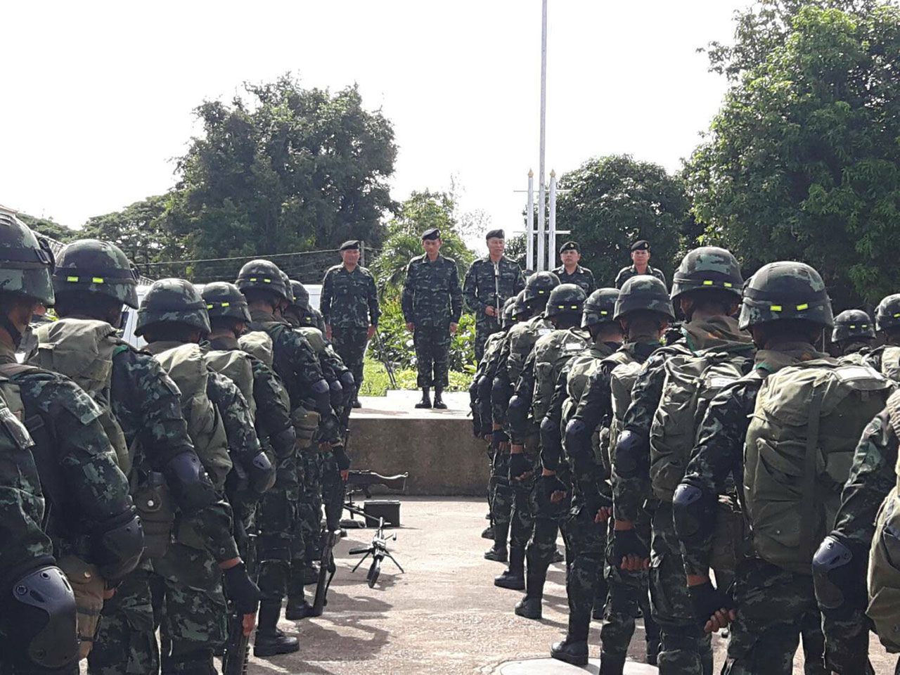 ให้โอวาทกำลังพล