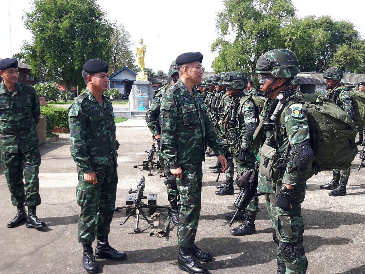 บิ๊กโป๊ป ตรวจเยี่ยมกำลังพลถึงค่ายธนะรัตช์