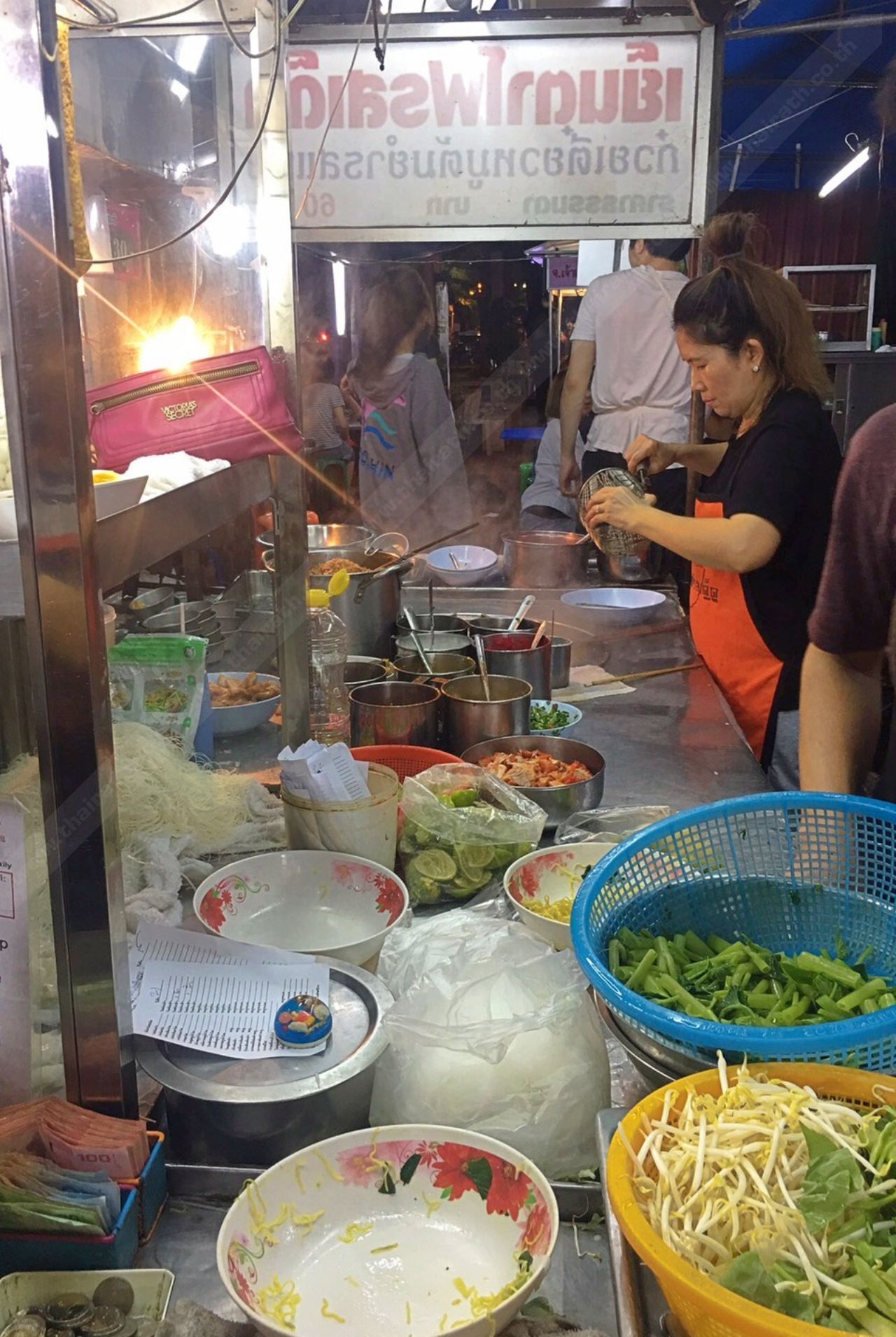 เจ้าของร้านมือระวิง