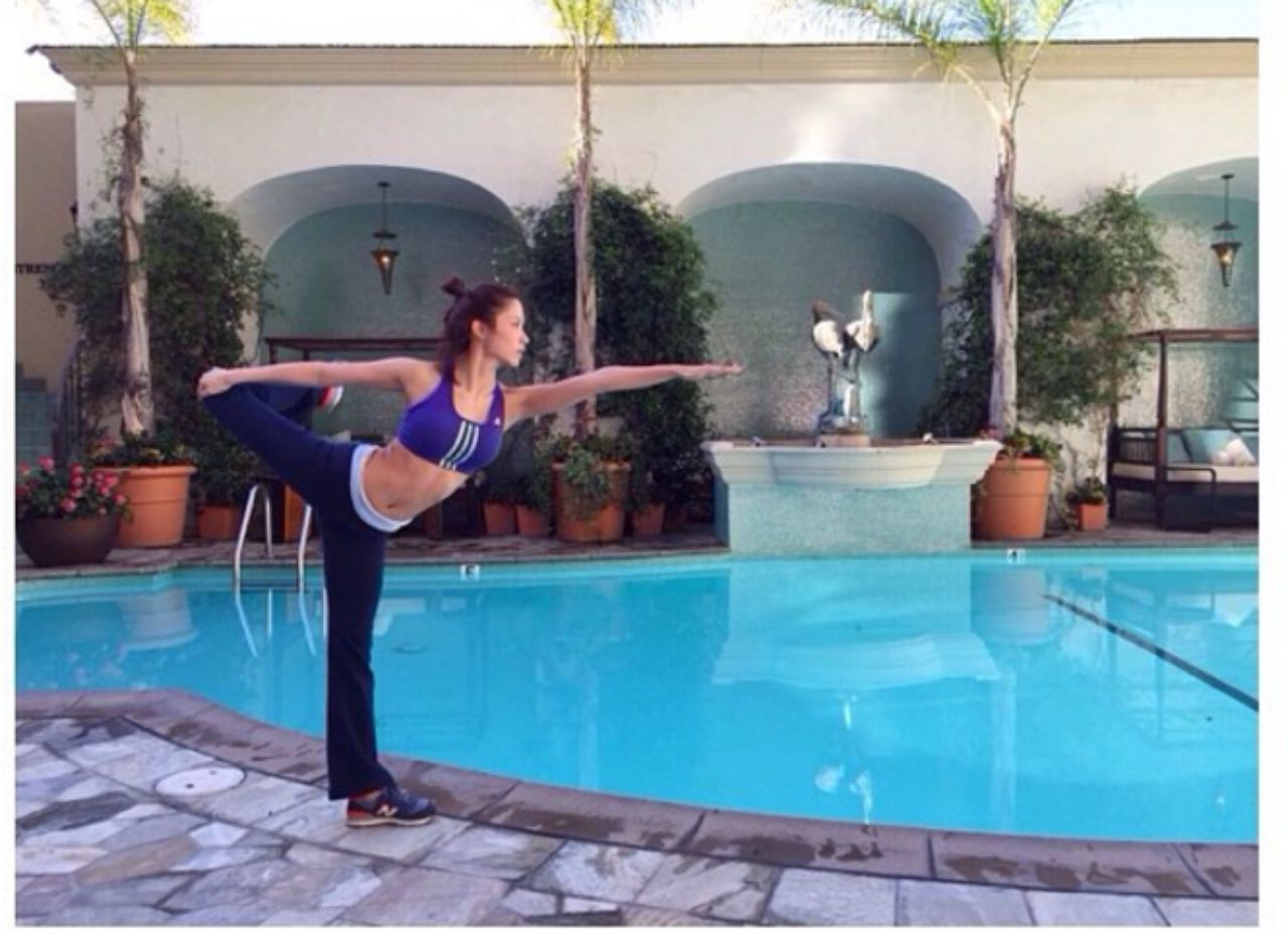 โยคะริมสระว่ายน้ำ