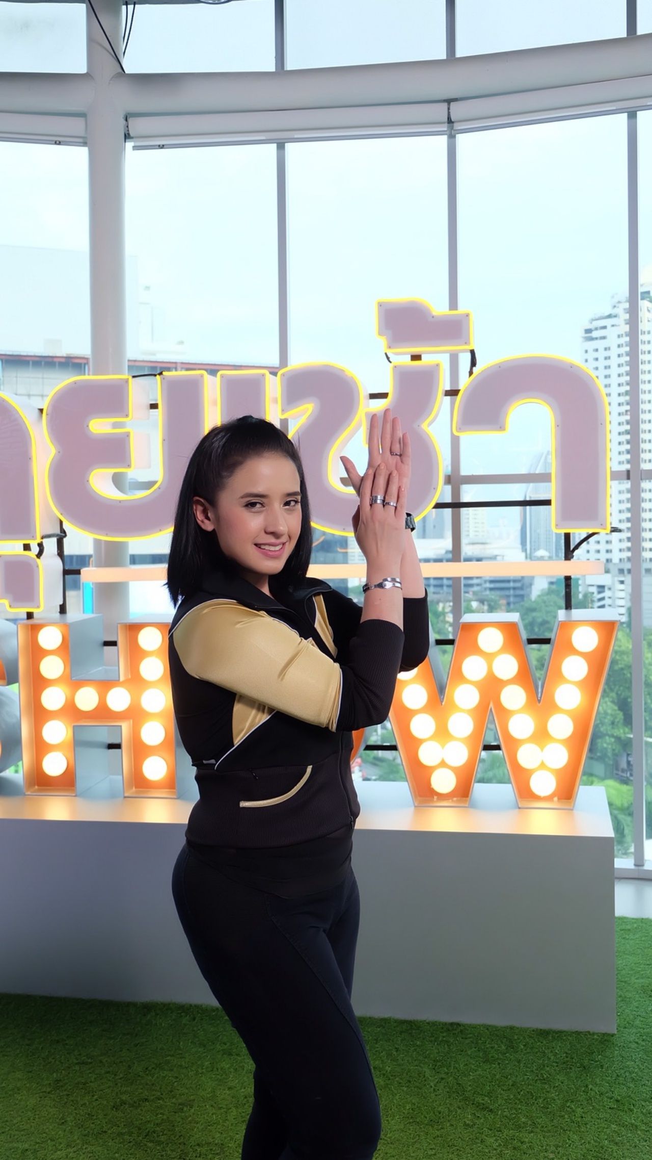 ท่าเต้นสุดฮิตในสมัยนั้นประกอบเพลง Sha la la la la