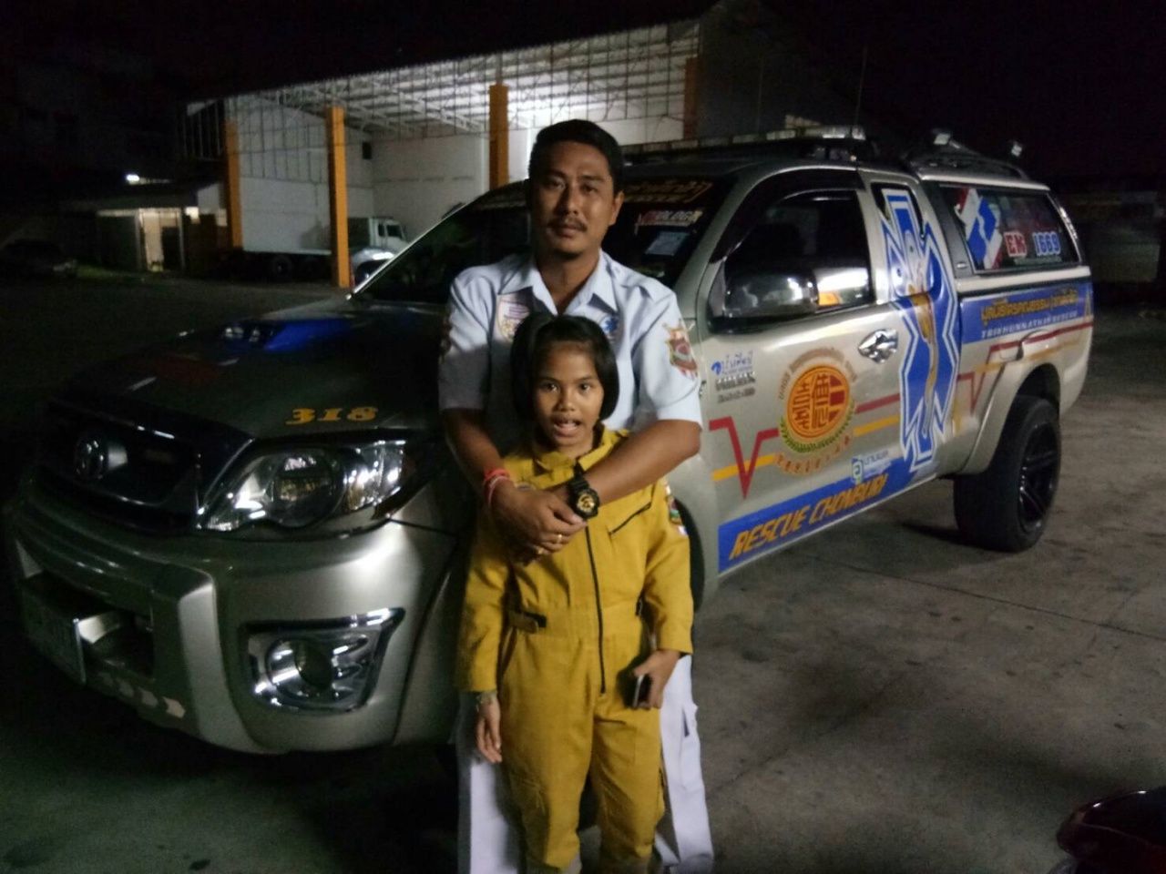 พ่อลูกจิตอาสากับรถกู้ภัยคู่ชีพ