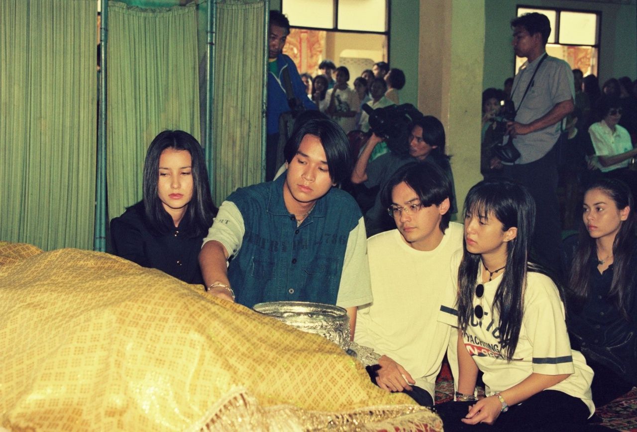 (ซ้ายสุด) แอน ทองประสม (ริมสุด) นัท มีเรีย 