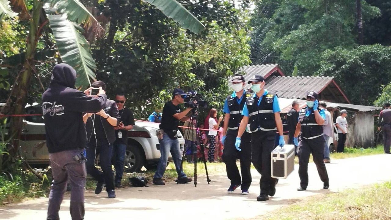 เจ้าหน้าที่ตรวจเก็บหลักฐานในที่เกิดเหตุ เพื่อมัดตัวคนร้าย