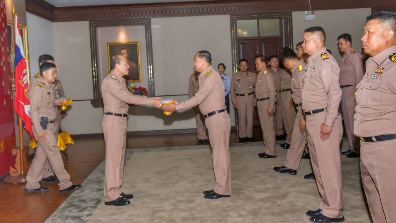 พล.ร.ต.ประชาชาติ รวมมอบเงินตัวแทนรุ่น