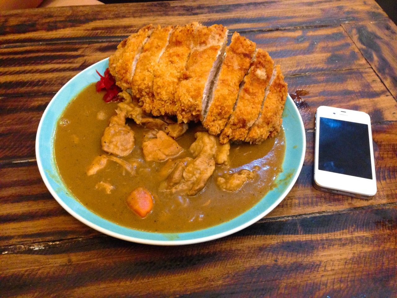 เทียบชัดๆ ขนาดจาน กับขนาดไอโฟน