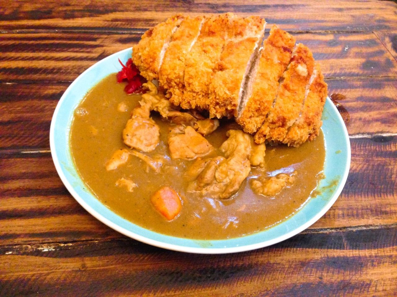 จานใหญ่มาก หมูทอดชิ้นใหญ่กว่าฝ่ามือซะอีก