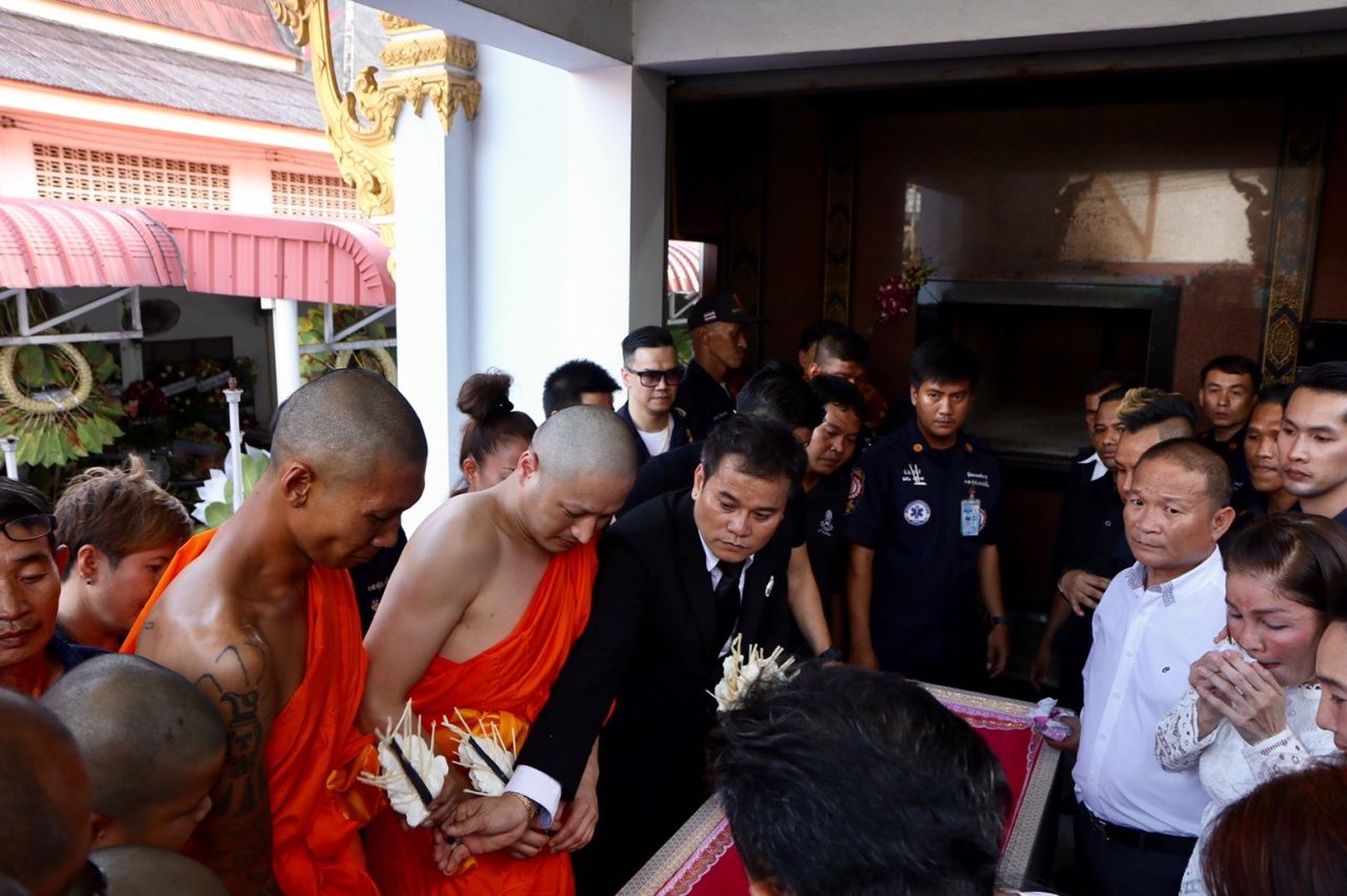 พระลูกชายทั้งสอง ส่งแม่เป็นครั้งสุดท้าย