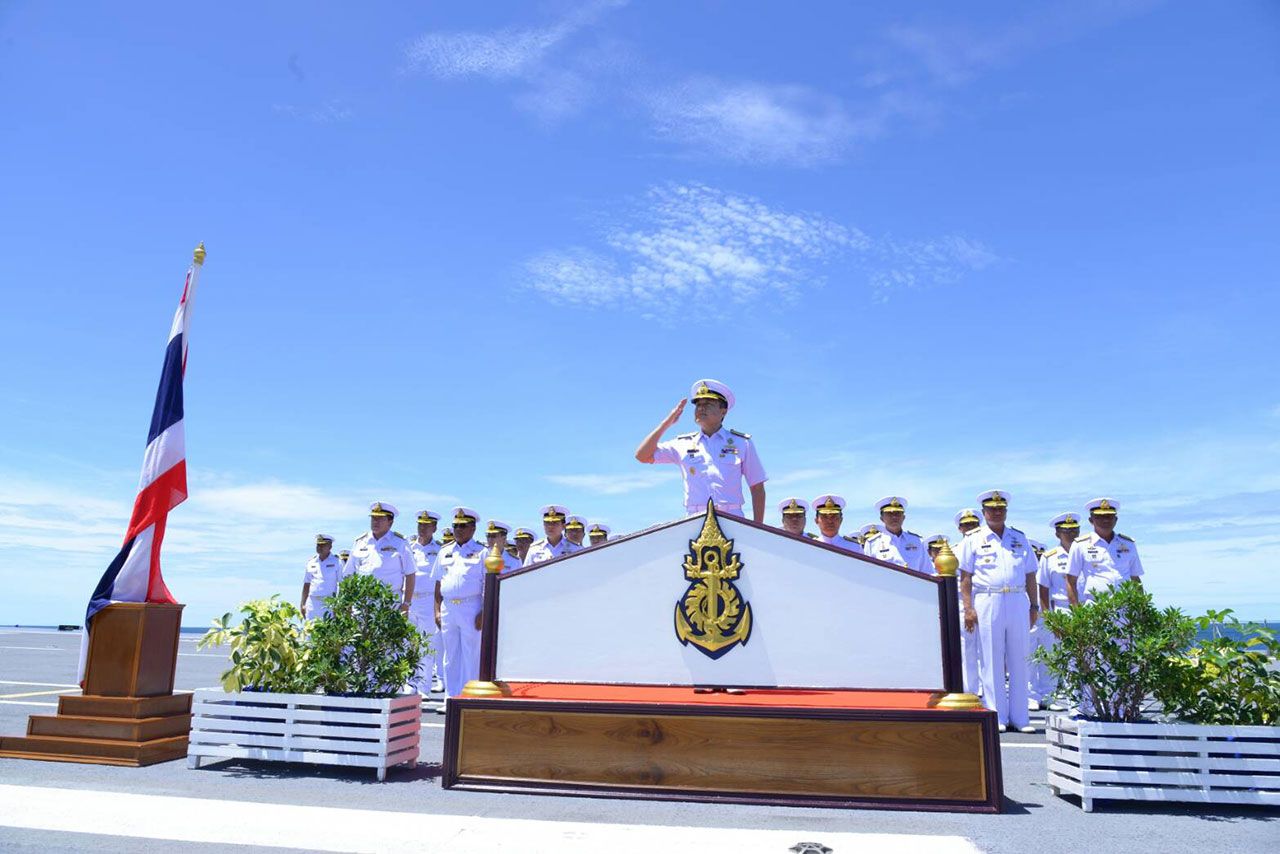 ขึ้นแท่นรับความเคารพ ในการสวนสนามทางเรือ