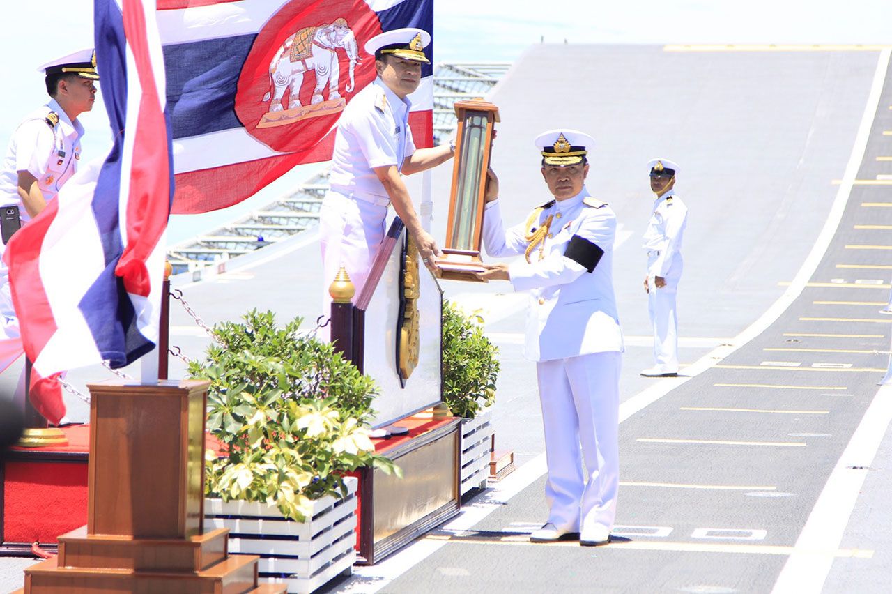 บิ๊กณะ รับของที่ระลึก