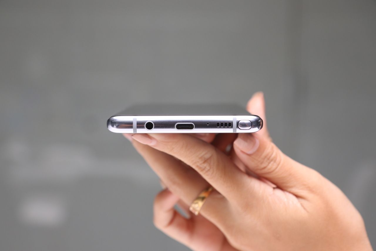 ช่องเสียบหูฟัง ช่องเสียบสายชาร์จ และลำโพง