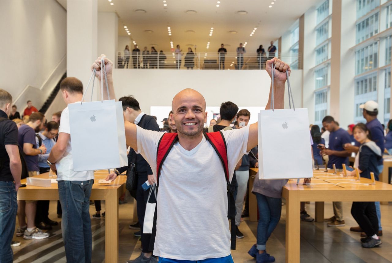 ผู้ที่ซื้อไอโฟนจากสาขา Apple Fifth Avenue, New York