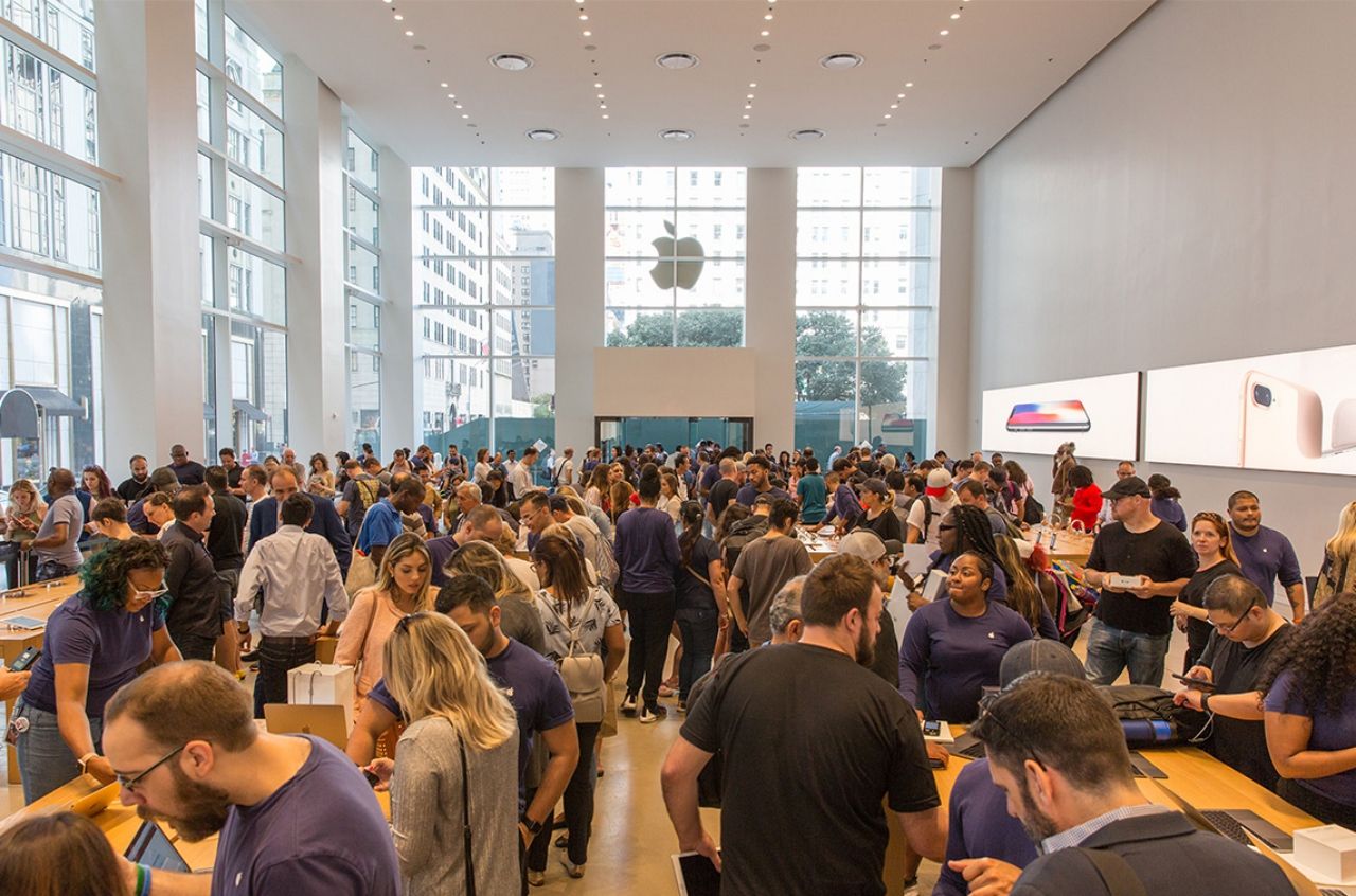 บรรยากาศร้านแอปเปิล ณ Apple Fifth Avenue, New York