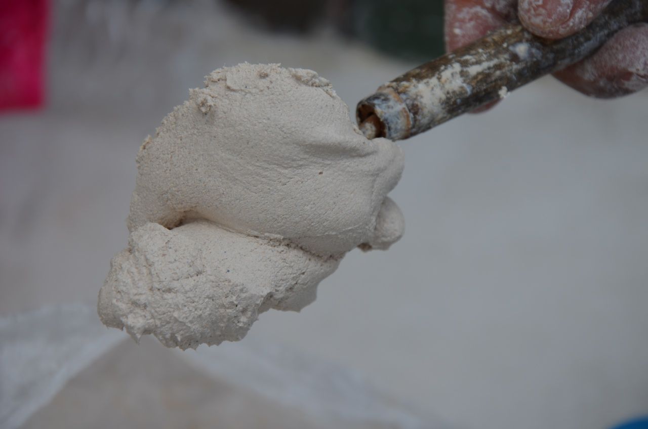 ปูนปั้นใช้สำหรับปั้นแต่งประติมากรรมส่วนที่ชำรุดเสียหาย