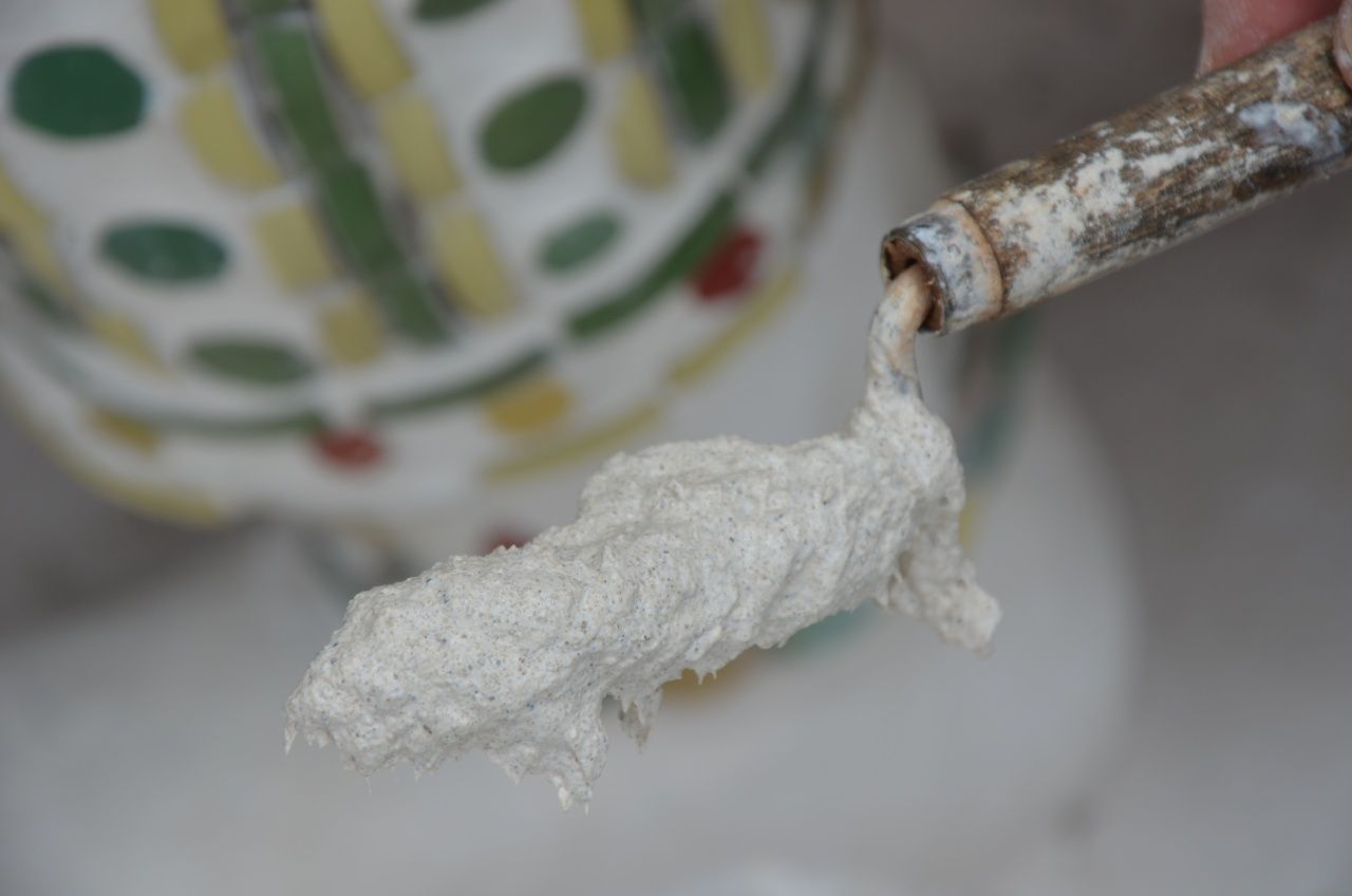 ปูนตำโบราณที่ใช้สำหรับขัดแต่งผิวโบราณสถาน ให้เรียบร้อยสวยงาม