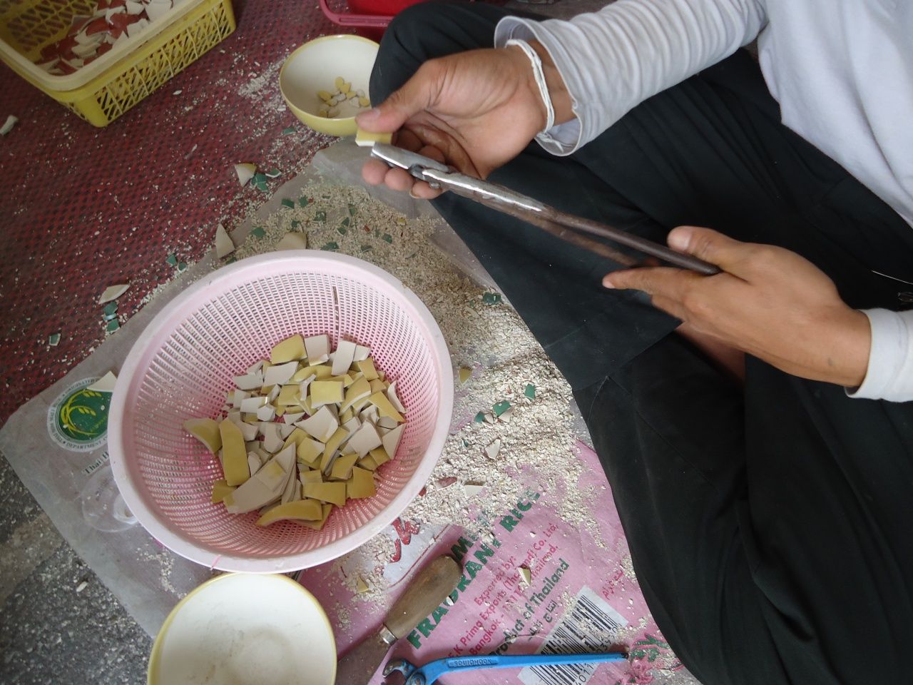 ขั้นตอนการขริบกระเบื้องถ้วยโดยช่างชำนาญการที่เหลือเพียงไม่กี่กลุ่มในไทย