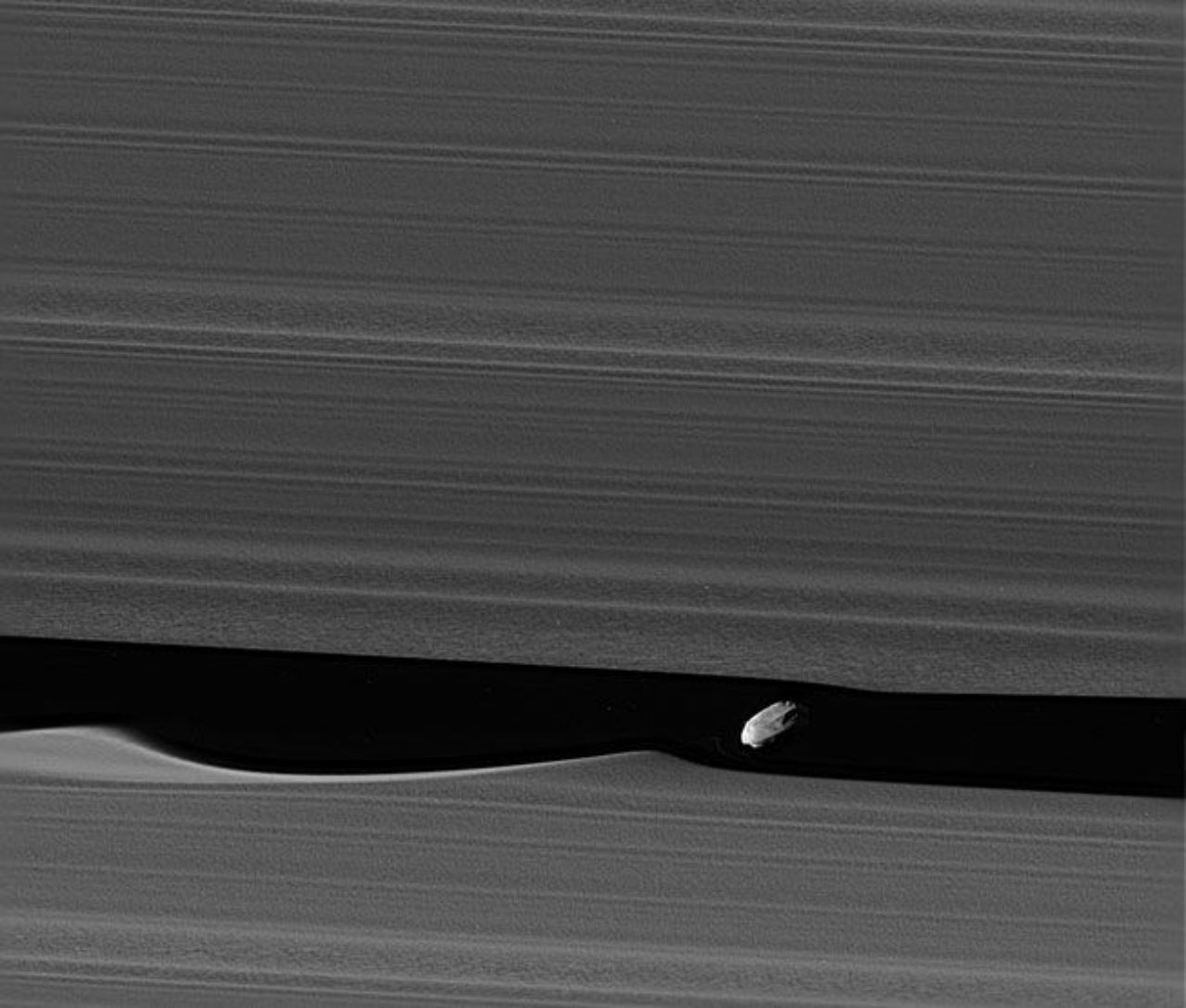 ดวงจันทร์แดฟนิส ถูกพบอยู่ในวงแหวนของดาวเสาร์ (NASA)